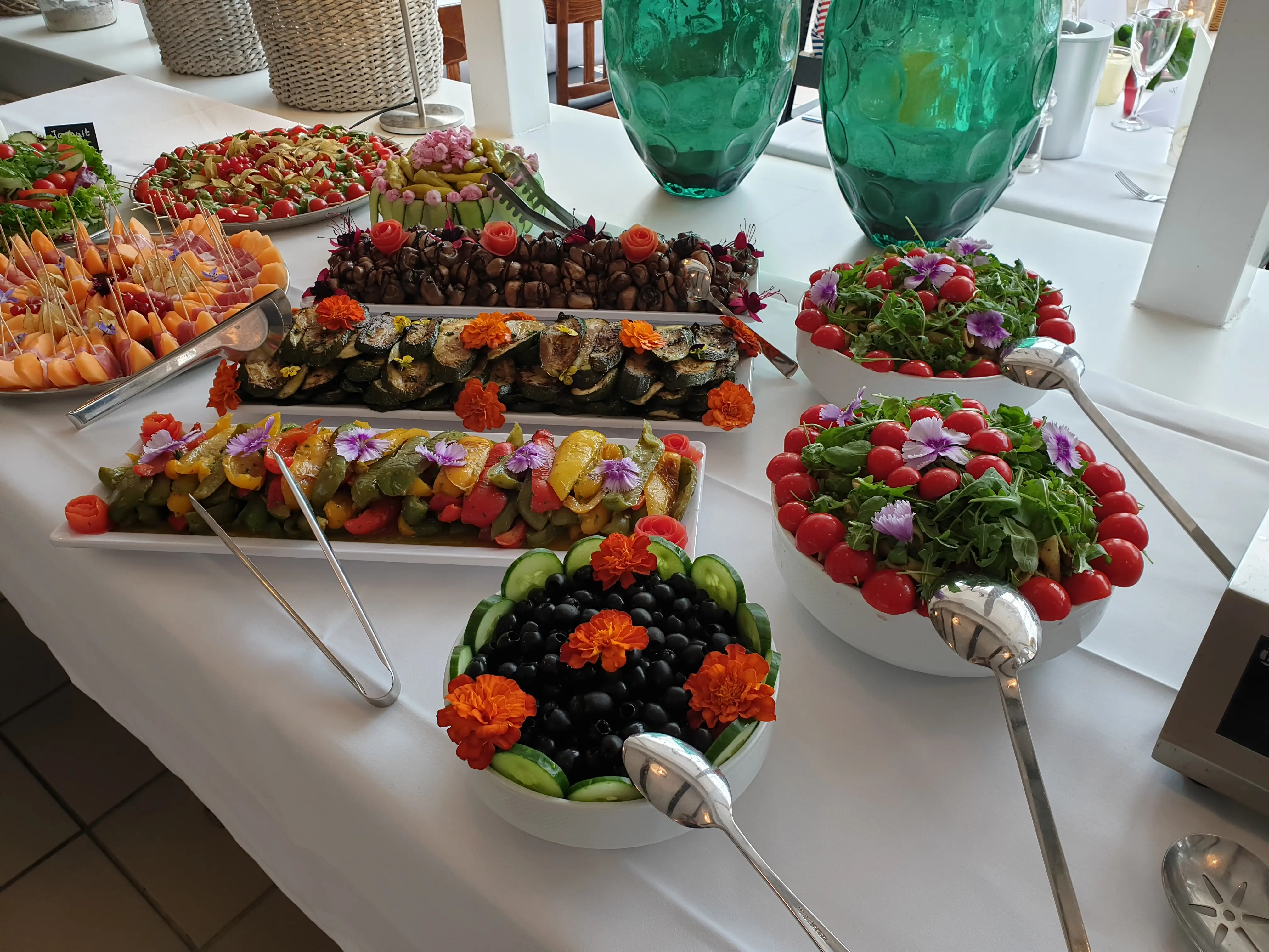 ... Buntes Buffet mit verschiedenen Salaten und Gemüse