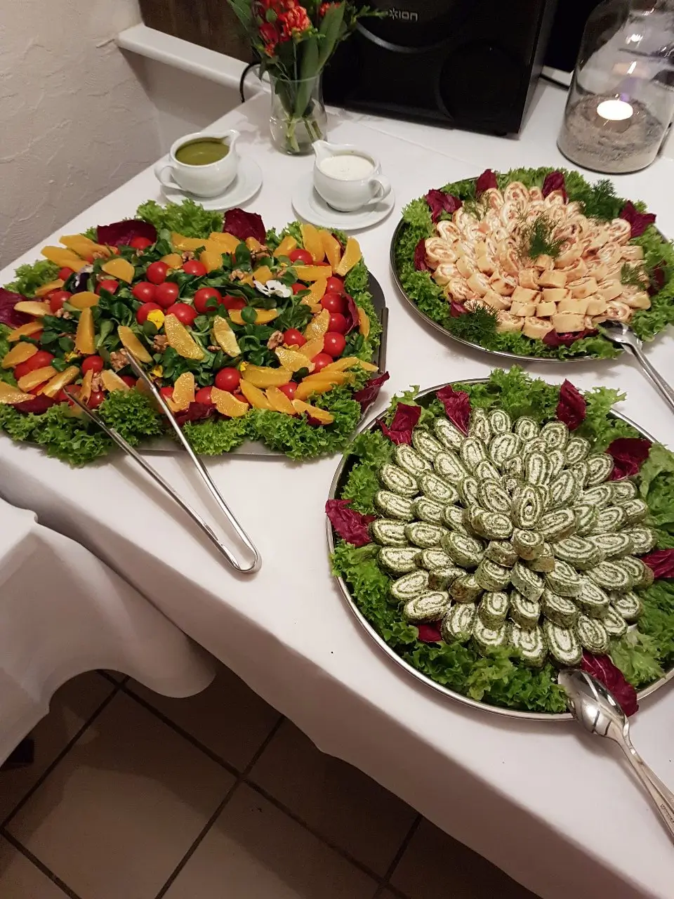 ... Elegante Platten mit Häppchen und Salaten