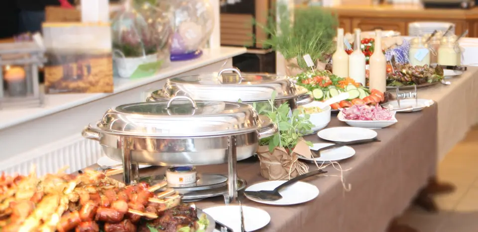 ... Buffet mit verschiedenen Speisen und Dekorationen