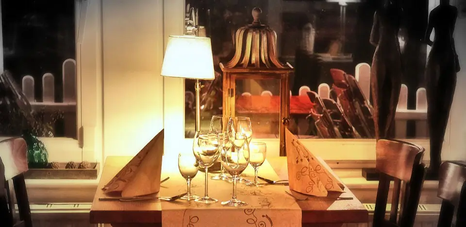 ... Gemütliche Tischdekoration mit Kerzenlicht im Restaurant