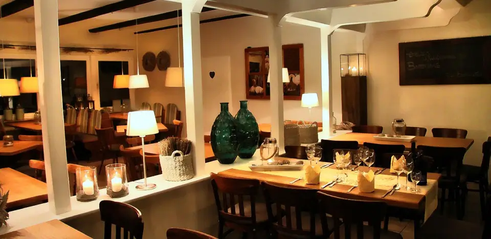 ... Gemütliches Restaurantinterieur mit Tischdekoration